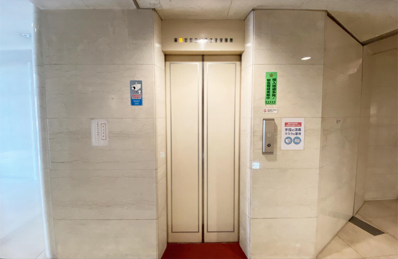 こちらのエレベーターに乗っていただき、6階を押します。