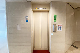 こちらのエレベーターに乗っていただき、6階を押します。